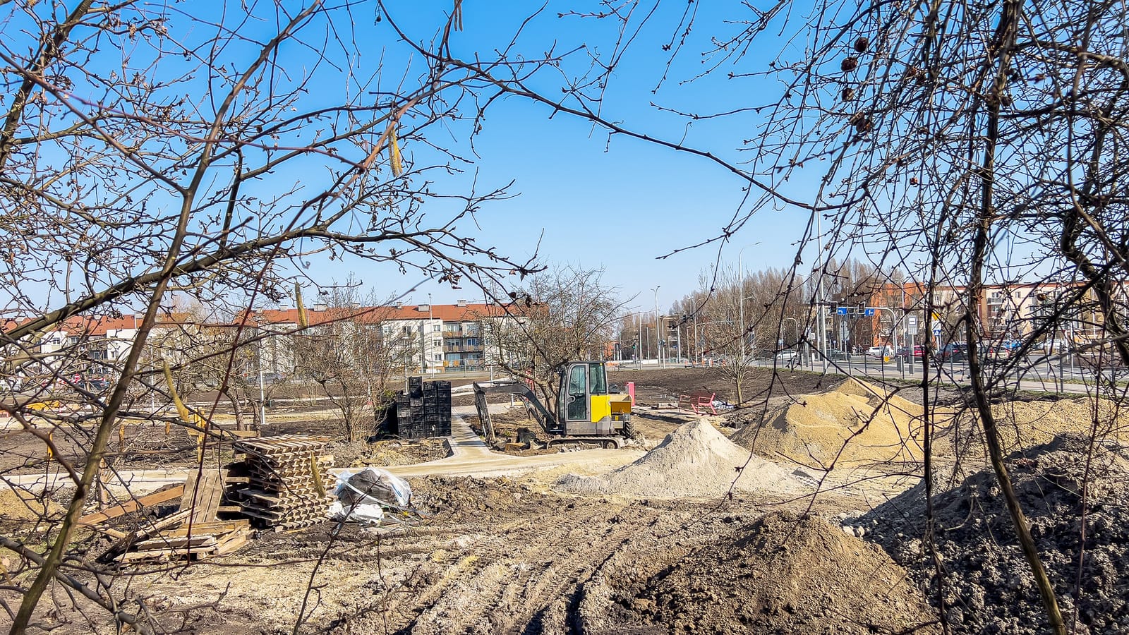 Gradilište s bagerom i uređenjem okoliša